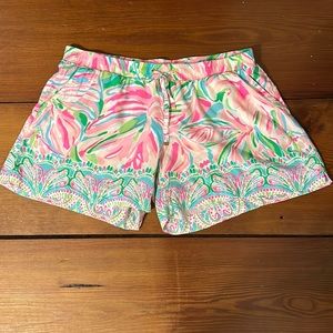 Lilly Pulitzer large pull on shorts